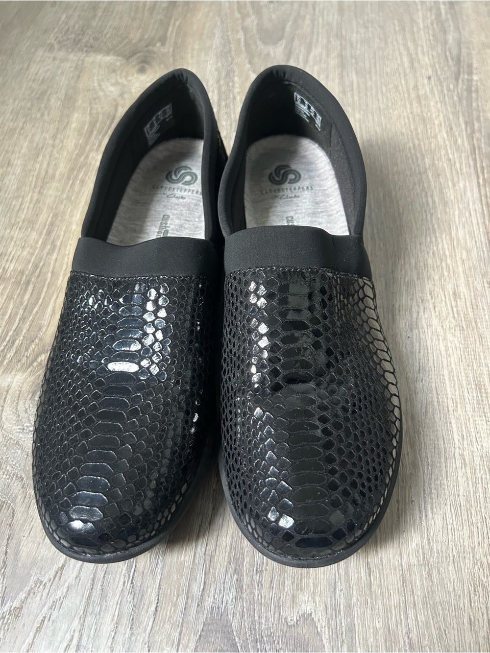 Clarks women’s Black Snake-Embossed Slip-On Loafers cloudsteppers size 10